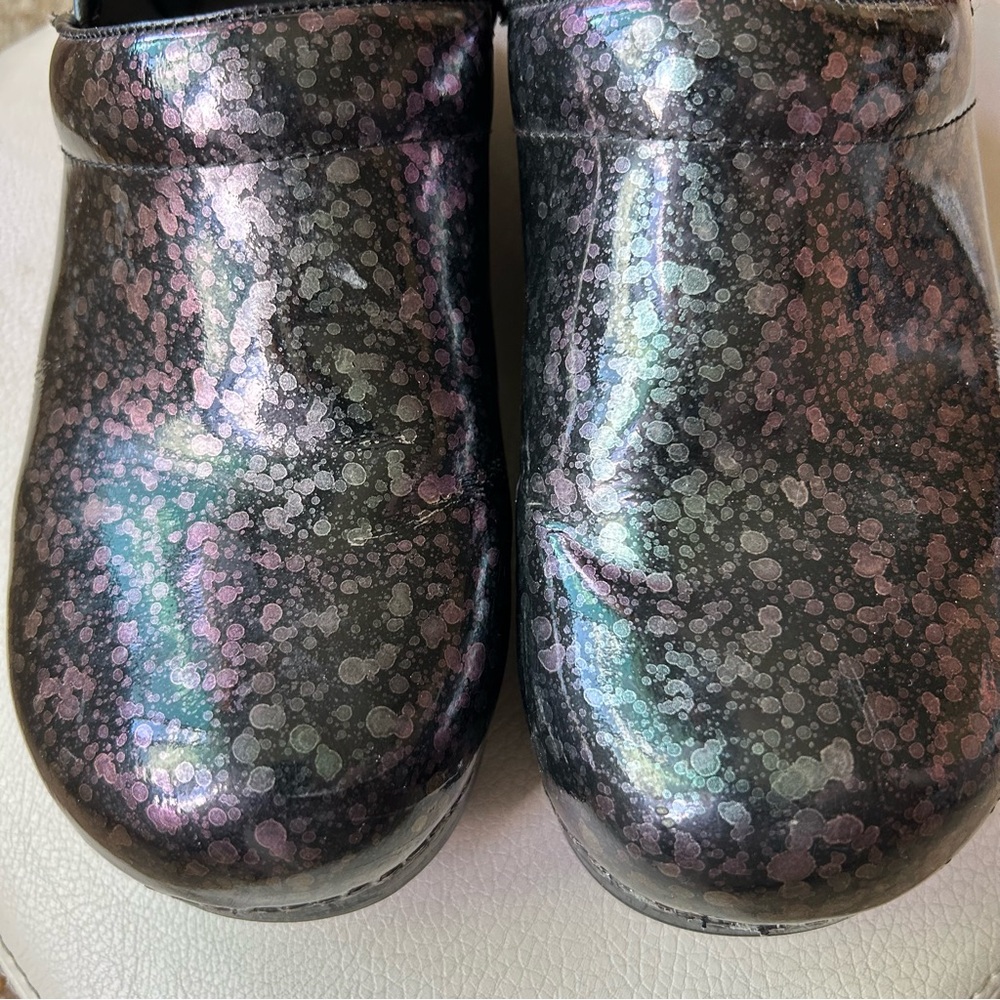 Dansko Black Patent Leather Iridescent Water Drop Pattern Clog Size 40 EU/ 10 US - Picture 3 of 11